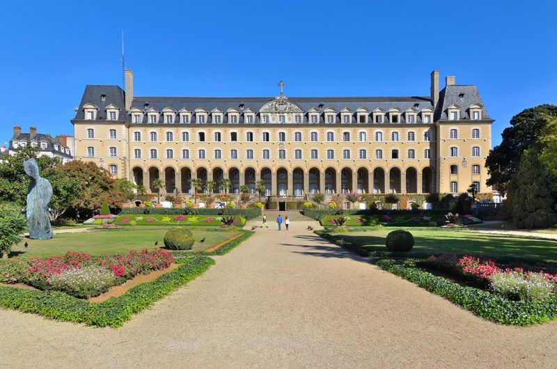Le palais Saint-Georges et ses jardins, à Rennes